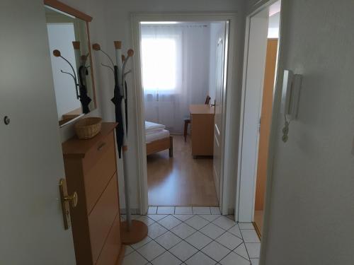pasillo de una habitación con baño y ventana en Thermen-Residenz, en Bad Füssing