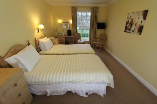 Ein Bett oder Betten in einem Zimmer der Unterkunft Hunters Moon Hotel