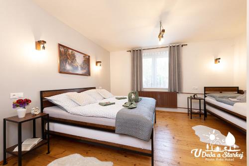 1 dormitorio con 2 camas y ventana en U deda a starkej, en Čierny Blh