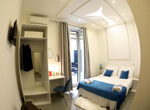 ナポリにあるI Colori di Napoliのベッドルーム1室(ベッド1台、デスク、窓付)