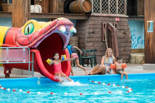 a group of children playing in the water at a pool at Europarcs Zuiderzee in Biddinghuizen