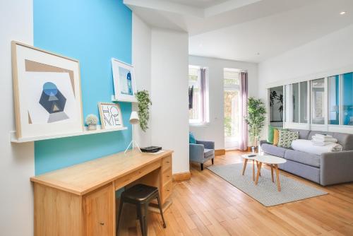 un salon avec une table et un canapé dans l'établissement Rent a Room - Residence Boulogne, à Boulogne-Billancourt