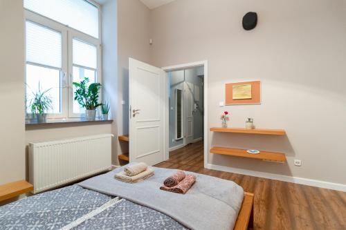 1 dormitorio con 1 cama con 2 toallas en Wonderful, secluded and cozy in the center., en Cracovia