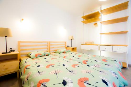 A bed or beds in a room at Book Jet - Bungalow Style & Comfort