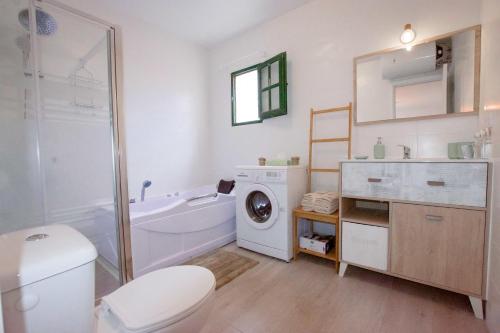 A bathroom at Book Jet - Bungalow Style & Comfort