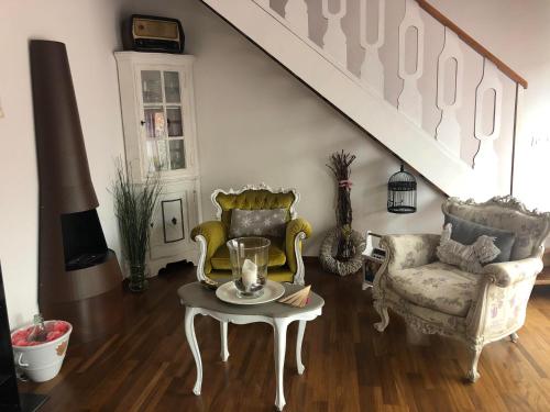 een woonkamer met 2 stoelen en een tafel bij B&B Casa Dolce Casa in Verona