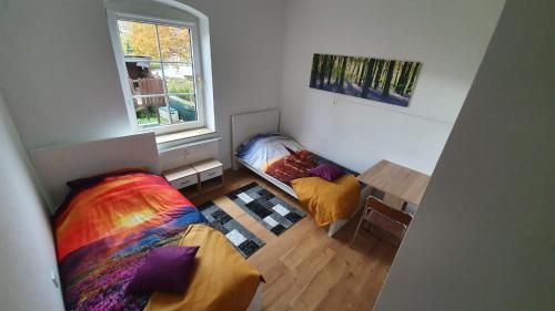 ein kleines Zimmer mit zwei Betten und einem Fenster in der Unterkunft Zimmervervietung Bei Lachajczyk in Bad Salzdetfurth