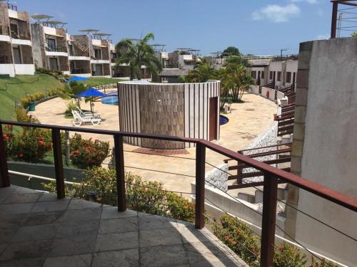een balkon met uitzicht op een zwembad bij Indulge and Relax Apartment in Pipa