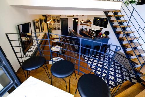 a room with chairs and a kitchen and a staircase at Hostel Le Banc in Istanbul