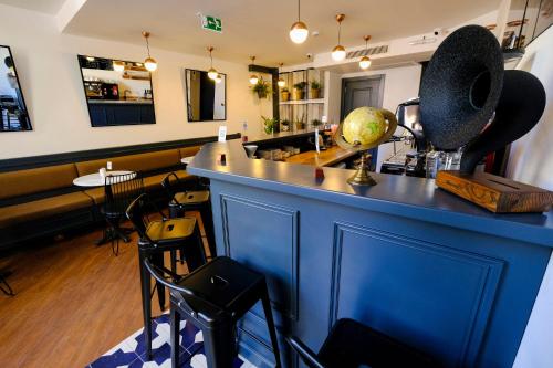 a bar with a blue counter in a restaurant at Hostel Le Banc in Istanbul