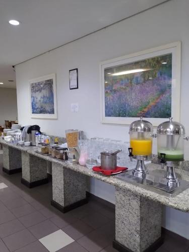 马里利亚腾达酒店的一张带食物的自助餐桌