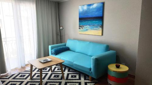 ロザスにあるLa Vela Blancaのリビングルーム(青いソファ、テーブル付)