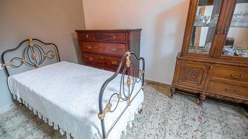 A bed or beds in a room at Casa de los Dragos