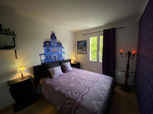 a bedroom with a bed with a blue tower on it at Appartement FrontierHome à deux pas de Disneyland in Bailly-Romainvilliers