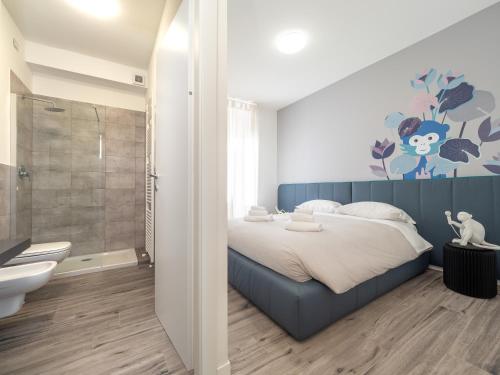 una camera con un grande letto e un bagno di IL RICCIO Rooms a Milano