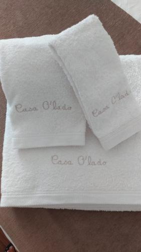 twee witte handdoeken bovenop een tafel bij Casa O'lado in Golegã