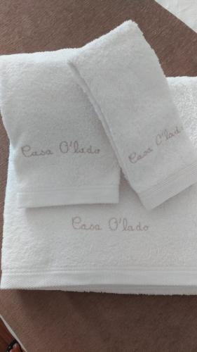 two white towels sitting on top of a table at Casa O'lado in Golegã