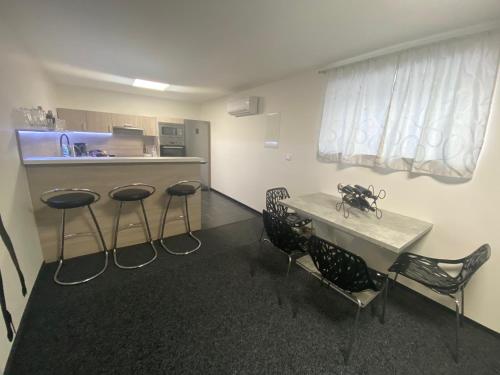 Kuchyň nebo kuchyňský kout v ubytování WELLNESS APARTMÁN KAROLÍNA