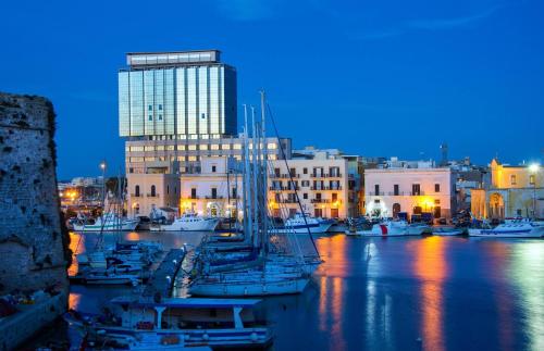 un grupo de barcos atracados en un puerto por la noche en Hotel Bellavista Club-Caroli Hotels en Gallipoli