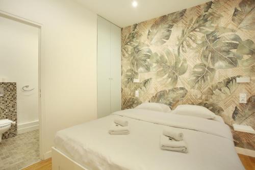 une chambre avec deux lits et une fresque murale dans l'établissement Rent a Room - Tracy apartment, à Paris