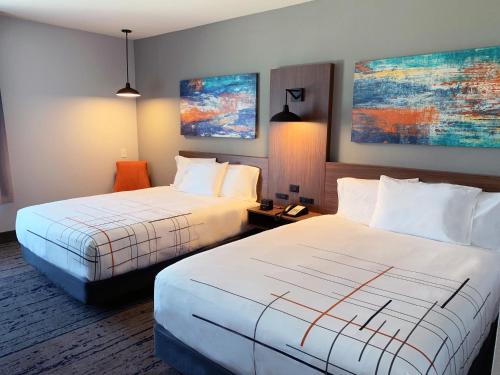 Letto o letti in una camera di La Quinta Inn & Suites by Wyndham Dallas - Frisco Stadium