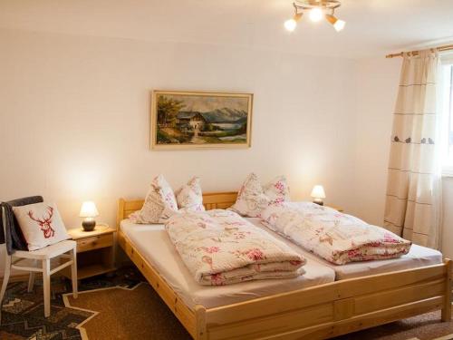 um quarto com uma cama com duas almofadas em Haus zur Bienenweide em Schömberg