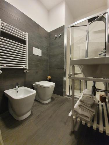 łazienka z umywalką, toaletą i wanną w obiekcie Alma Hotel w mieście Palermo