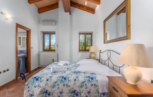een slaapkamer met een bed, een bureau en een spiegel bij Villa Albina Skitaca in Koromačno