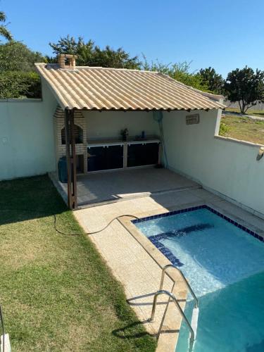 ein Gebäude mit einem überdachten Swimmingpool in der Unterkunft Casa Rasa in Búzios