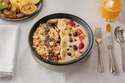 een ontbijtkom met muesli, fruit en noten bij Belmar Spa & Beach Resort in Lagos