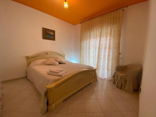 1 dormitorio con 1 cama con toallas en Casa Vacanze Sciascia, en Monforte San Giorgio Marina