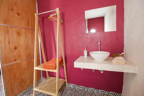 een badkamer met een wastafel en een spiegel bij Hermosa Suite Privada en Casa Holística in Cuernavaca