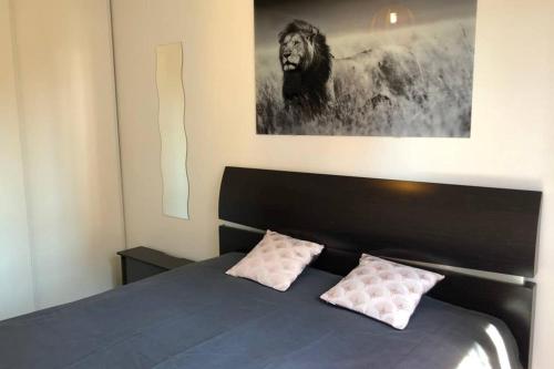 - une chambre avec un lit noir et 2 oreillers roses dans l'établissement Le 13OR - Appartement plein centre parking et terrasse, à Marseille