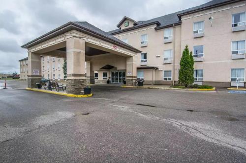 an empty parking lot in front of a hotel at Quality Inn & Suites Yorkton in Yorkton