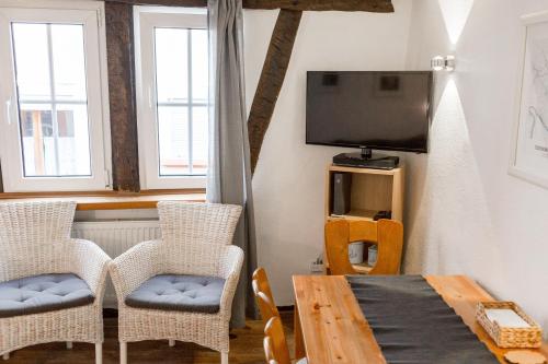 ein Esszimmer mit einem Tisch und Stühlen sowie einem TV in der Unterkunft Fachwerk Ferienhaus Cochem in Cochem