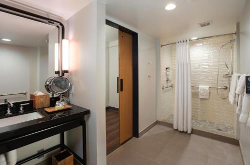 een badkamer met een wastafel en een douche bij The Beeman Hotel in Dallas