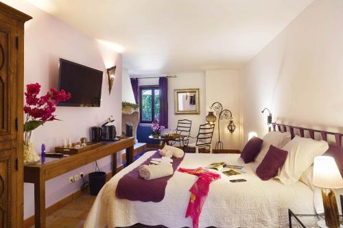 Una cama o camas en una habitación de Le Clos Des Anges