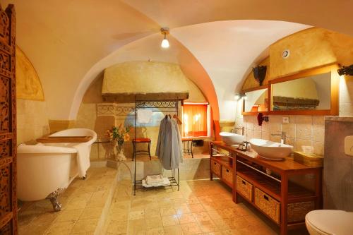 een badkamer met een bad, een wastafel en een toilet bij Le Clos Des Anges in Bagnols