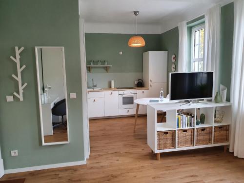 een woonkamer met een televisie op een witte tafel bij Apartment 23 in Coburg