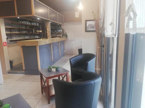 Η κουζίνα ή μικρή κουζίνα στο Logis Hotel Restaurant l'Orée Des Bois