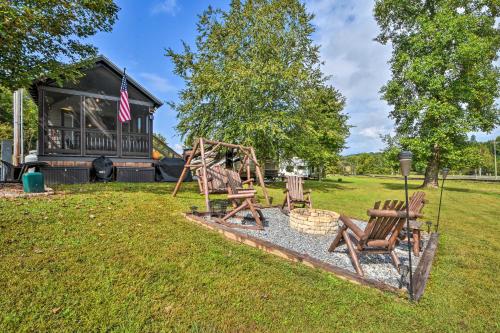 Κήπος έξω από το Secluded Morganton Tiny Home with Grills!