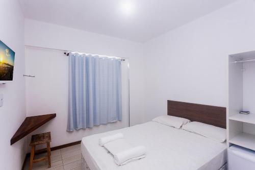 a white room with a bed and a window at Economy Apart in Natal