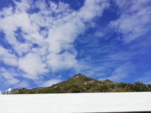 Pemandangan gunung umum atau pemandangan gunung yang diambil dari apartmen