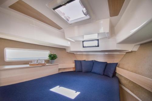 mały pokój z łóżkiem w małym domku w obiekcie Jacht motorowy Balt Tytan 918 - 3 kabinowy w mieście Wilkasy