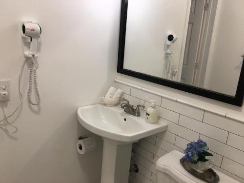 Ένα μπάνιο στο Private Studio blocks from Coconut Grove