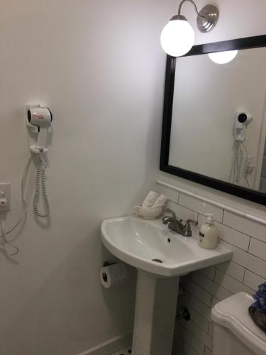 Ένα μπάνιο στο Private Studio blocks from Coconut Grove