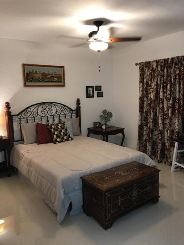 Ένα ή περισσότερα κρεβάτια σε δωμάτιο στο Private Studio blocks from Coconut Grove - 6C