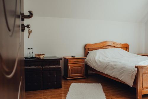 a bedroom with a bed and a dresser and a bed sidx sidx at Casa de Oaspeti la Bilbor in Bilbor