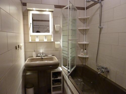 Bilik mandi di 'Chez Lulu' - Gîte cocon avec BAIN NORDIQUE et SAUNA en Ardenne