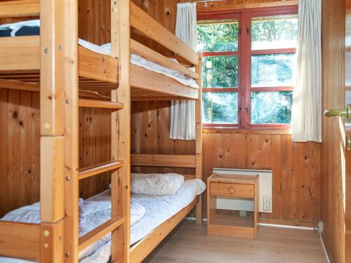 ein Schlafzimmer mit Etagenbetten in einem Blockhaus in der Unterkunft Three-Bedroom Holiday home in Toftlund 25 in Arrild